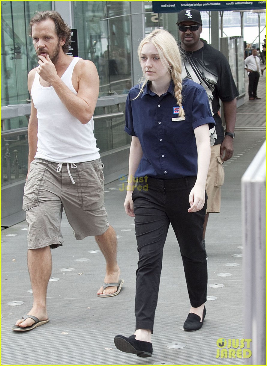 Dakota Fanning: 'Very Good Girls' with Peter Sarsgaard!