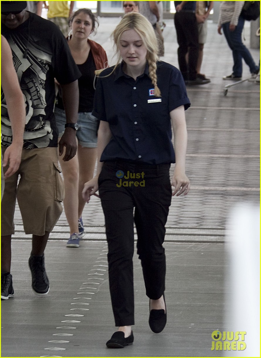 Dakota Fanning: 'Very Good Girls' with Peter Sarsgaard!