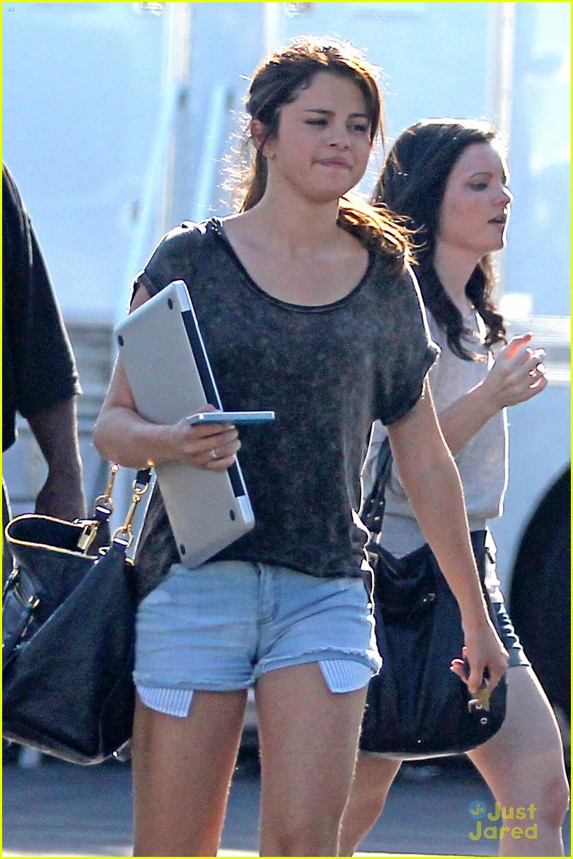 Selena Gomez: Torn Skull Back Tee!