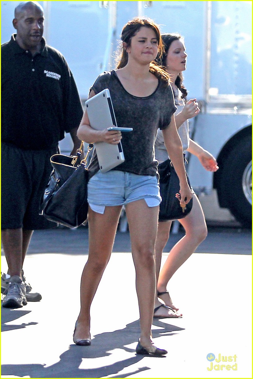 Selena Gomez: Torn Skull Back Tee!
