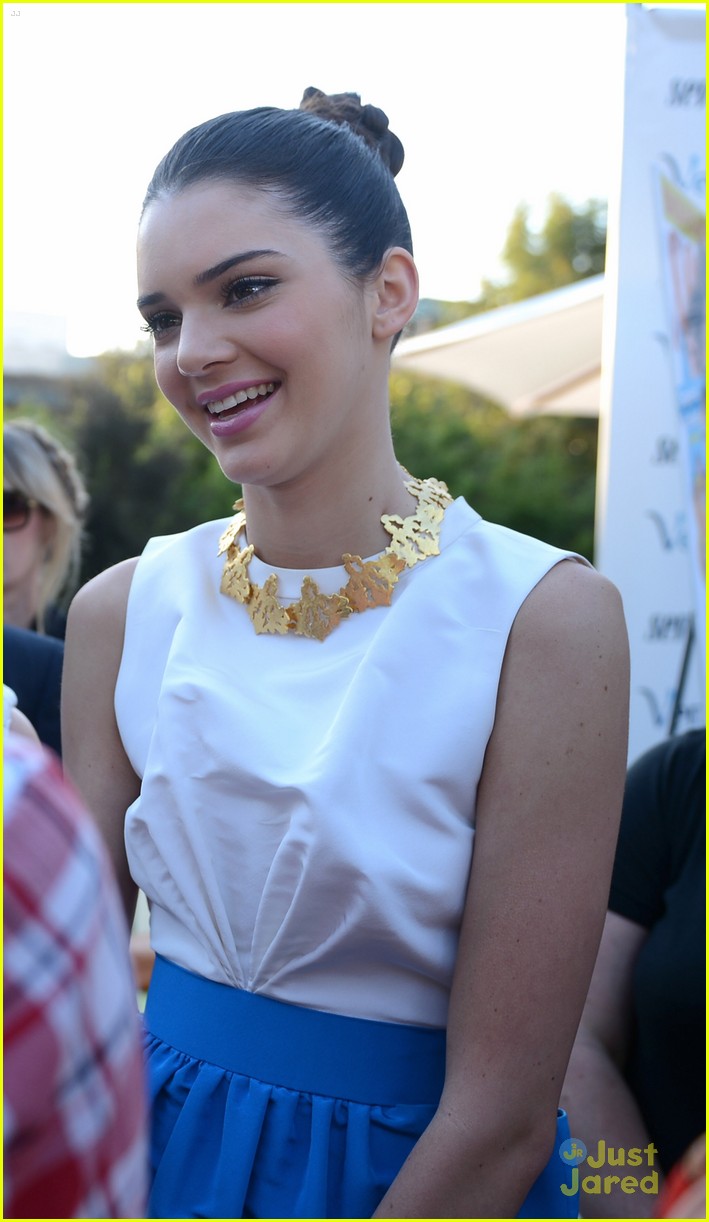 Kendall & Kylie Jenner: Seventeen Mag Signing!