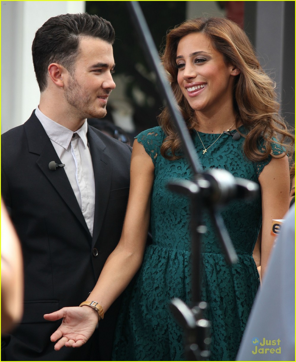 Kevin & Danielle Jonas: Extra Extra!