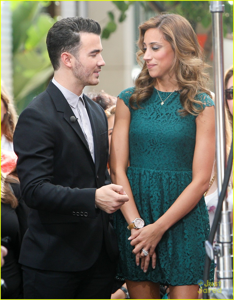 Kevin & Danielle Jonas: Extra Extra!