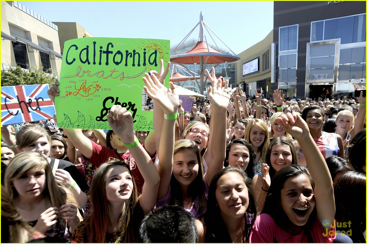 Cher Lloyd: Westfield Galleria Performance!