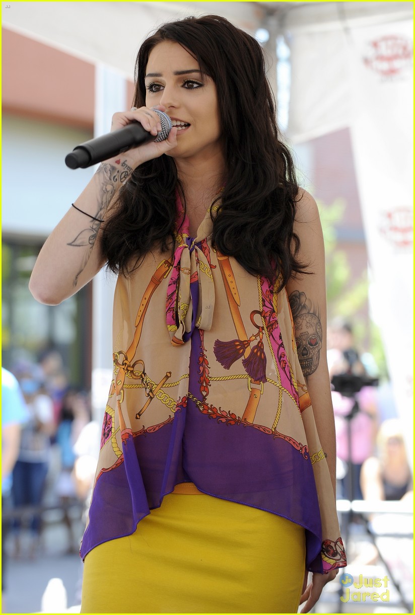 Cher Lloyd: Westfield Galleria Performance!