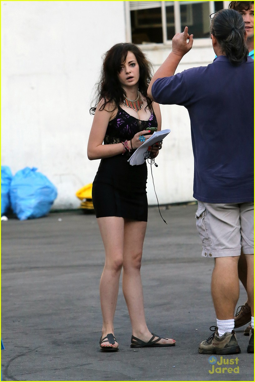 Ashley Rickards: 'Feed The Dog' Set!