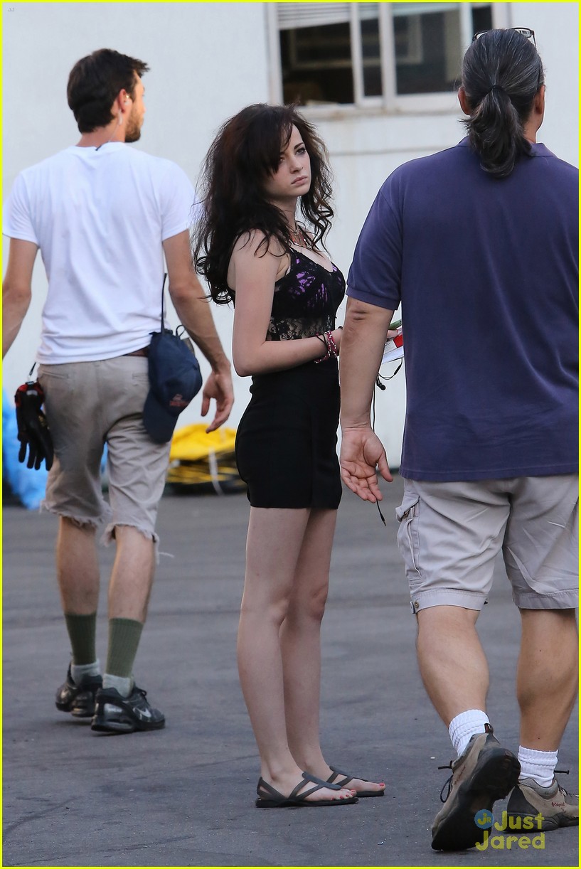 Ashley Rickards: 'Feed The Dog' Set!