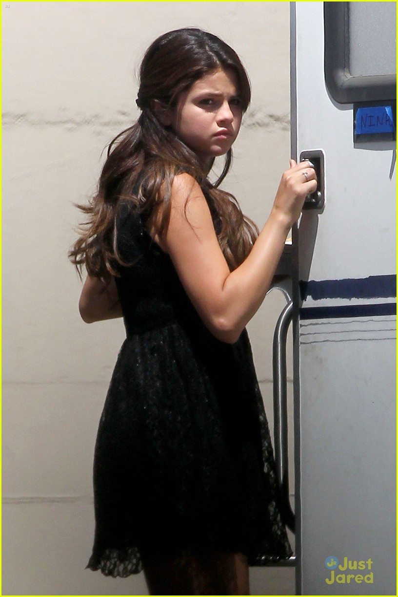 Selena Gomez: Lacy Lacy on 'Feed The Dog' Set