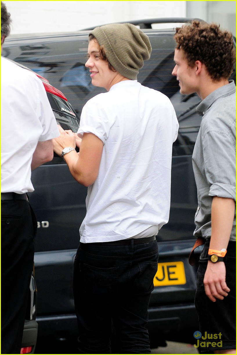 Harry Styles Loves His Fans!