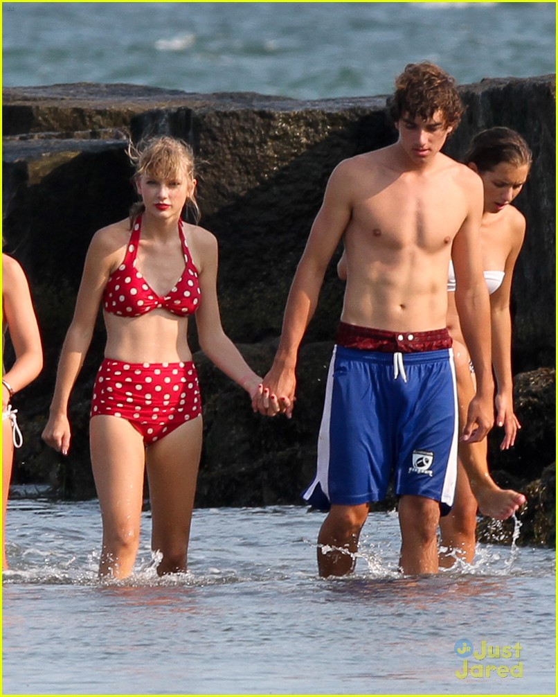 Taylor Swift & Conor Kennedy: Cape Cod Beach Day! 
