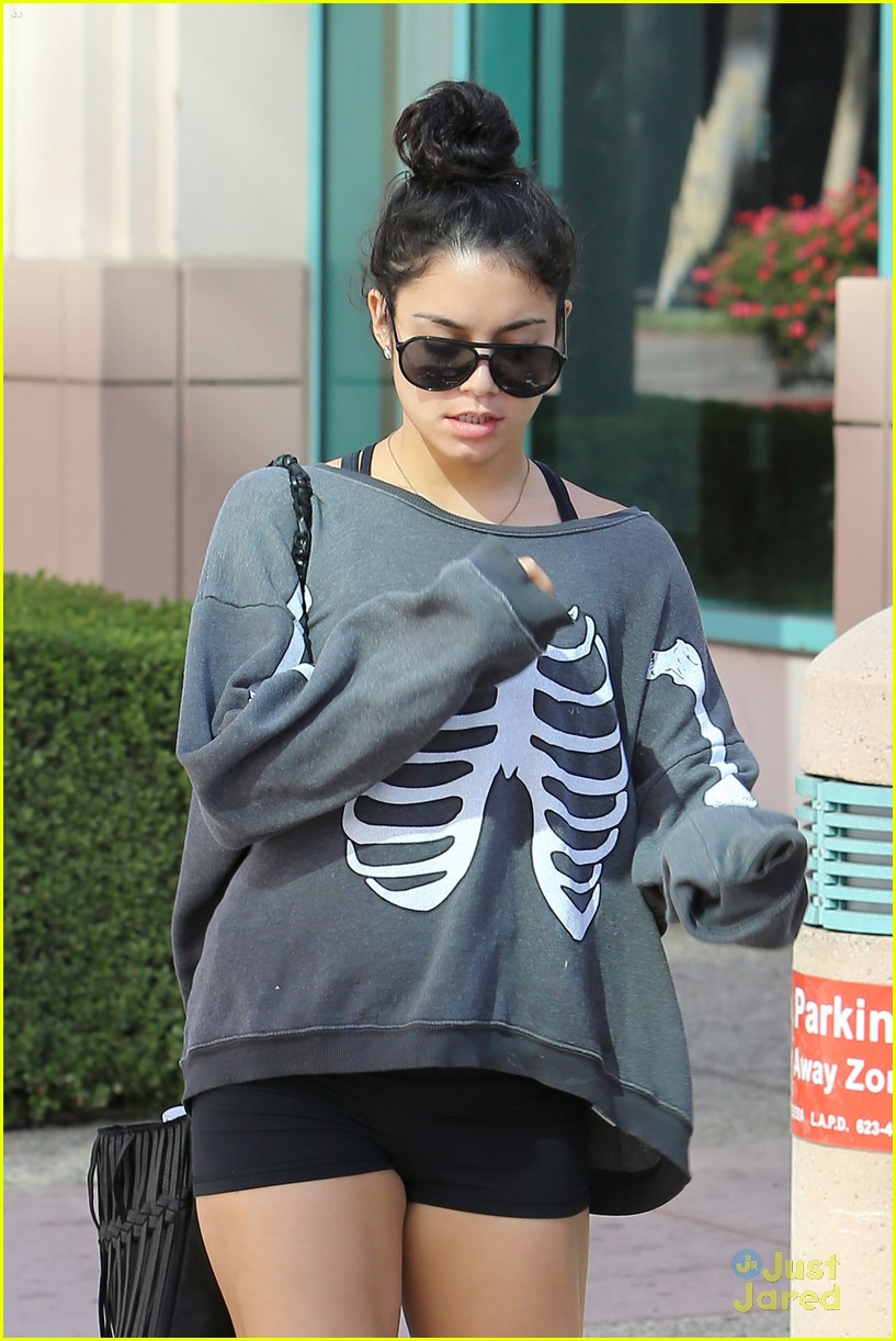 Vanessa Hudgens: Skeleton Sweater!