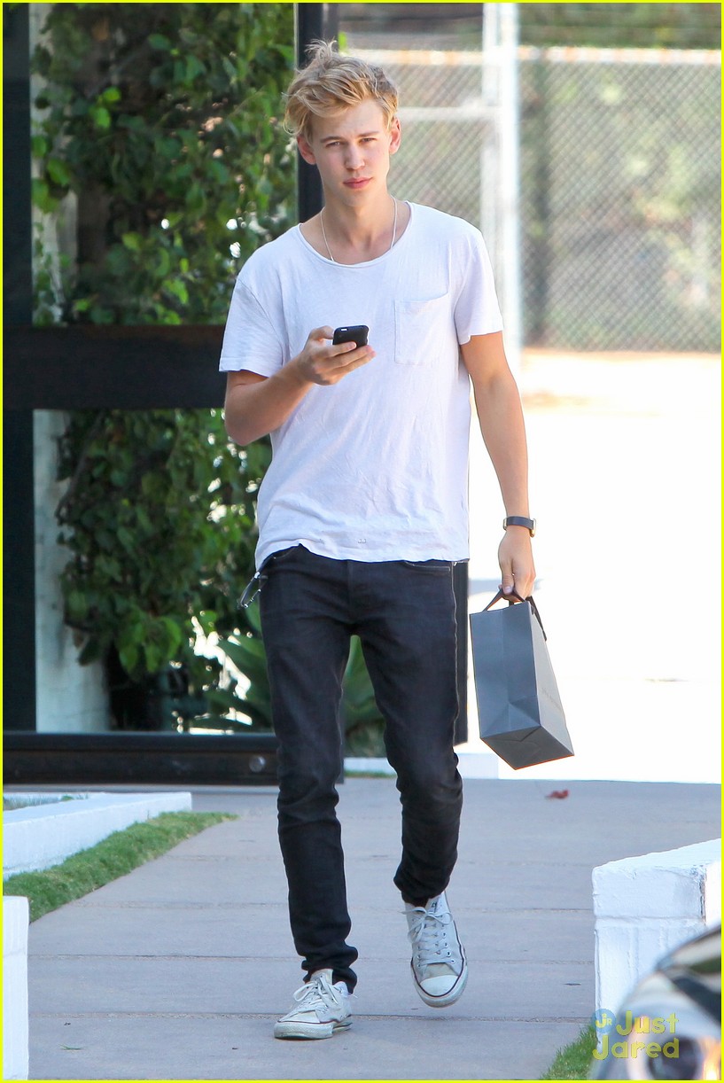 Austin Butler: John Varvatos Shop Stop