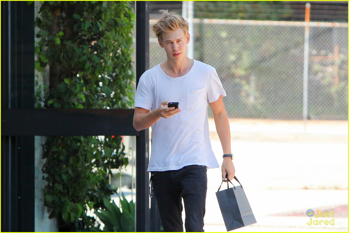 Austin Butler: John Varvatos Shop Stop