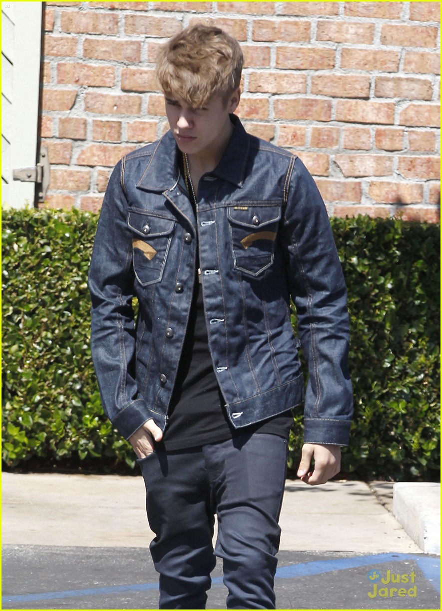Justin Bieber Skips MTV VMAs