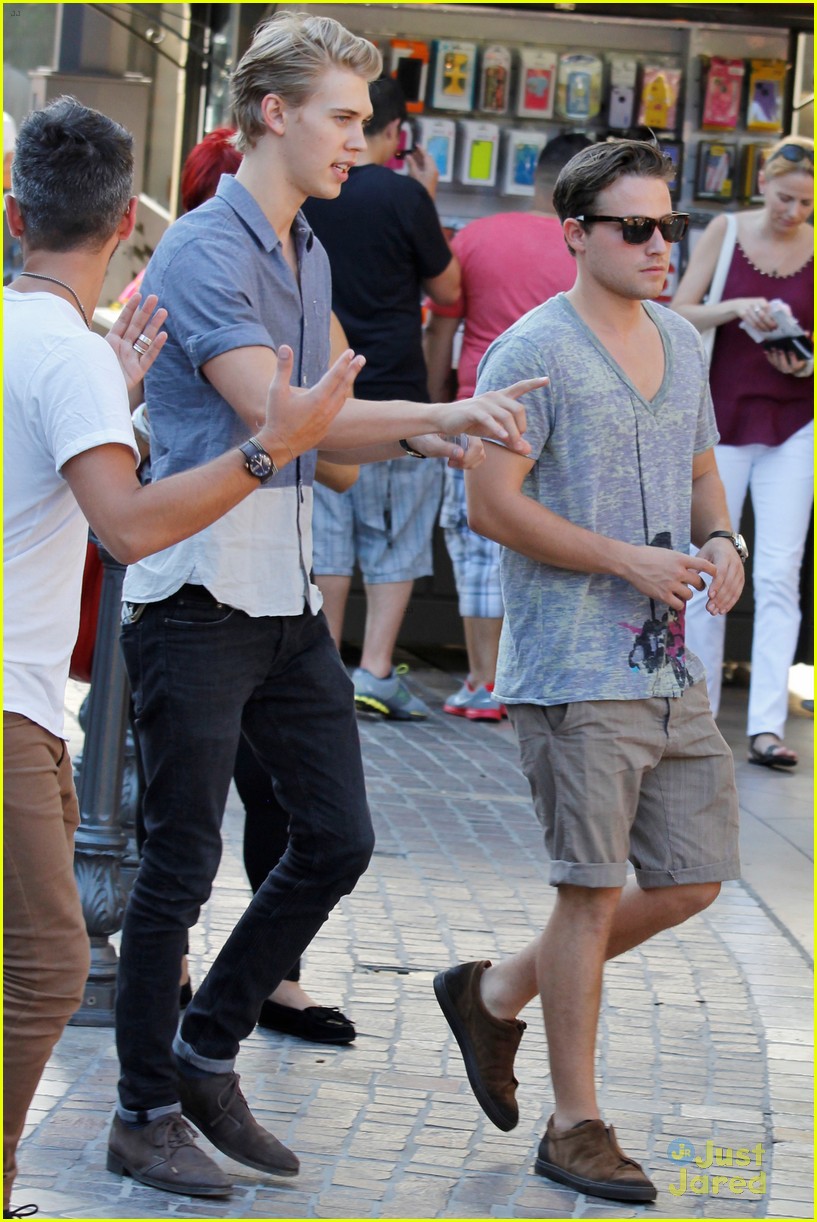 Vanessa Hudgens & Austin Butler Spend Time with Pals