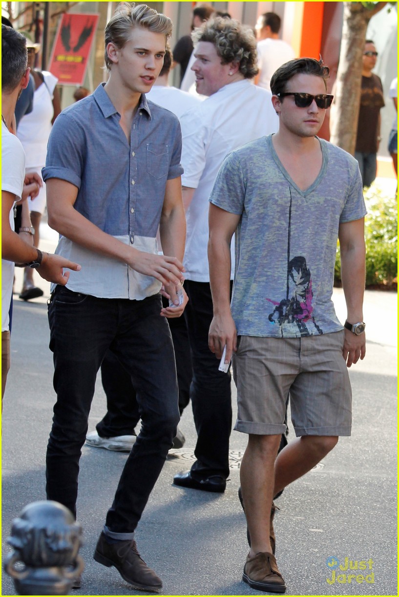 Vanessa Hudgens & Austin Butler Spend Time with Pals