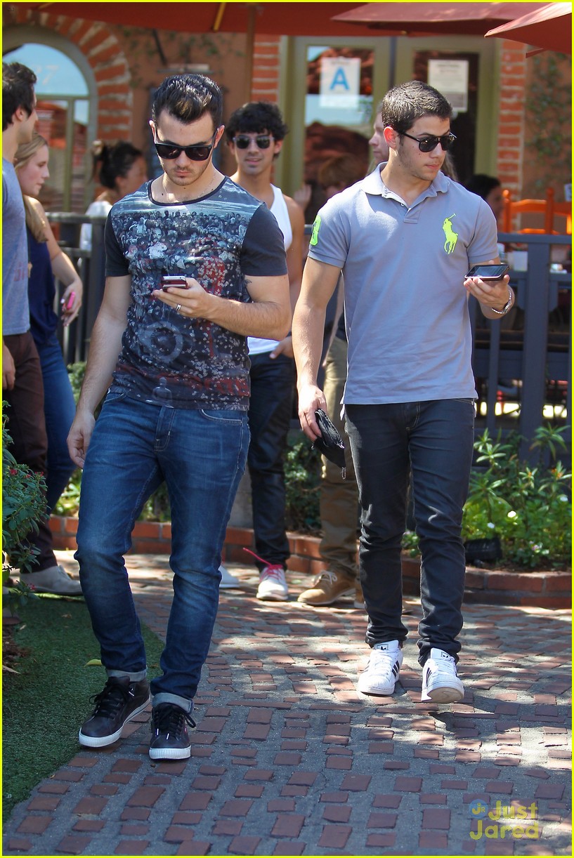 Joe Jonas: The Alcove with Kevin & Nick!