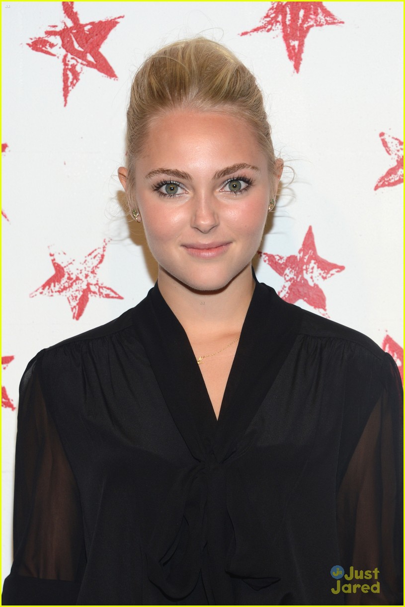 AnnaSophia Robb: alice + olivia Show!