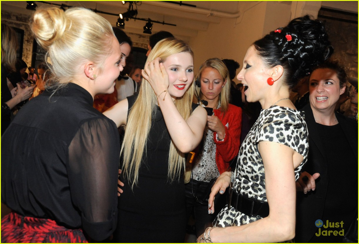 AnnaSophia Robb: alice + olivia Show!
