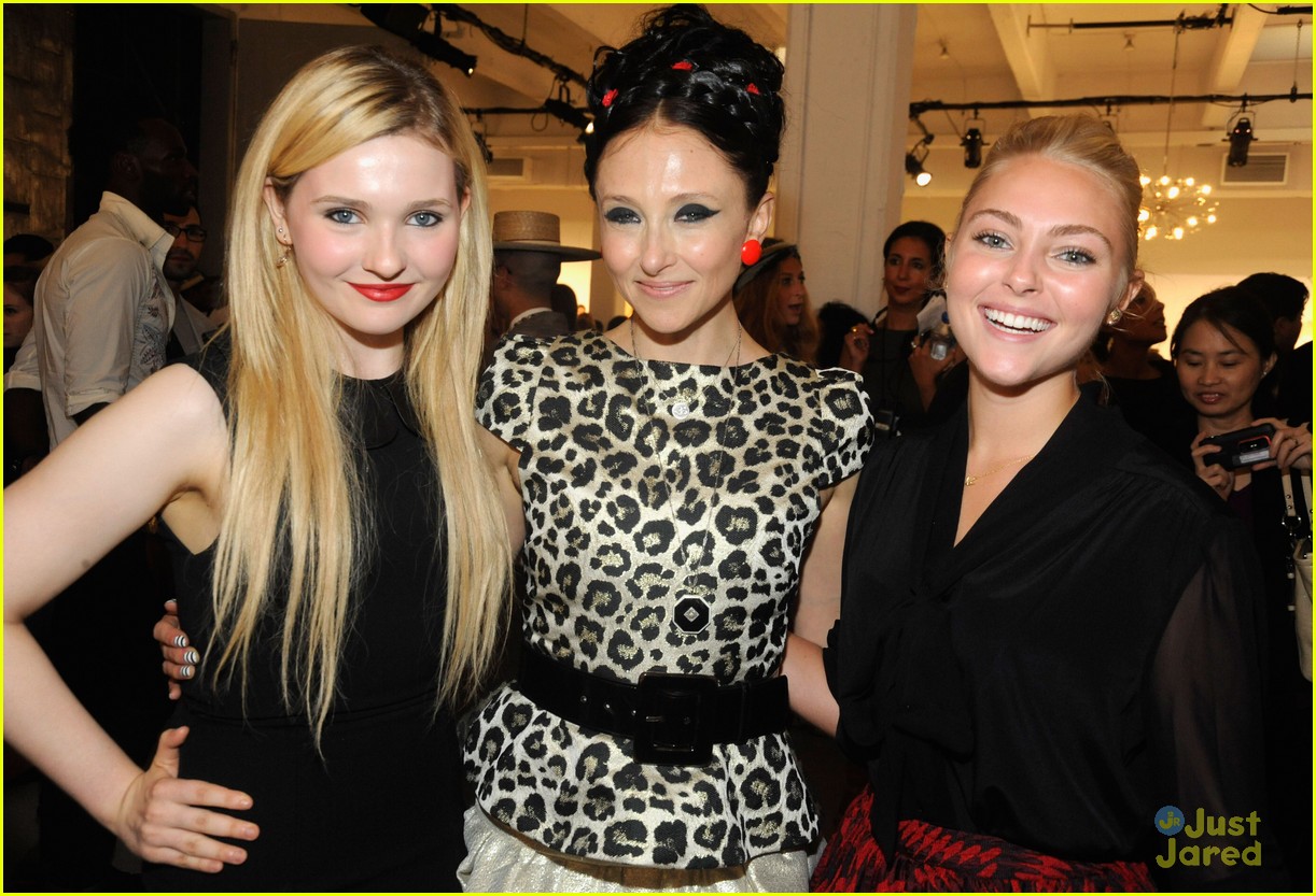 AnnaSophia Robb: alice + olivia Show!