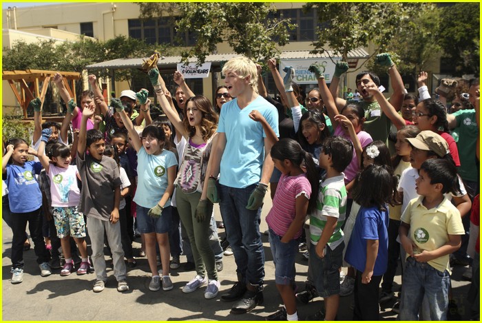 Laura Marano & Ross Lynch: Friends For Change at San Pedro Street Elementary School!