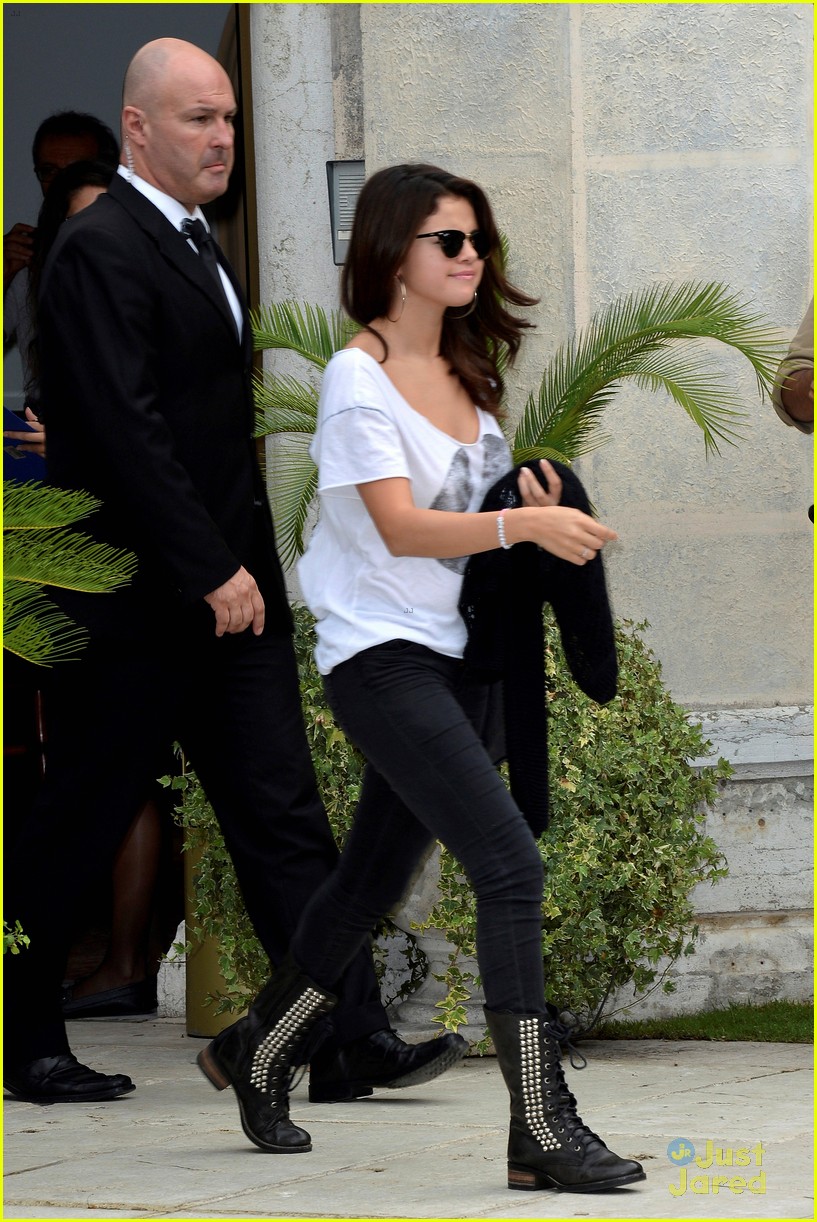 Selena Gomez Makes it to Venice!