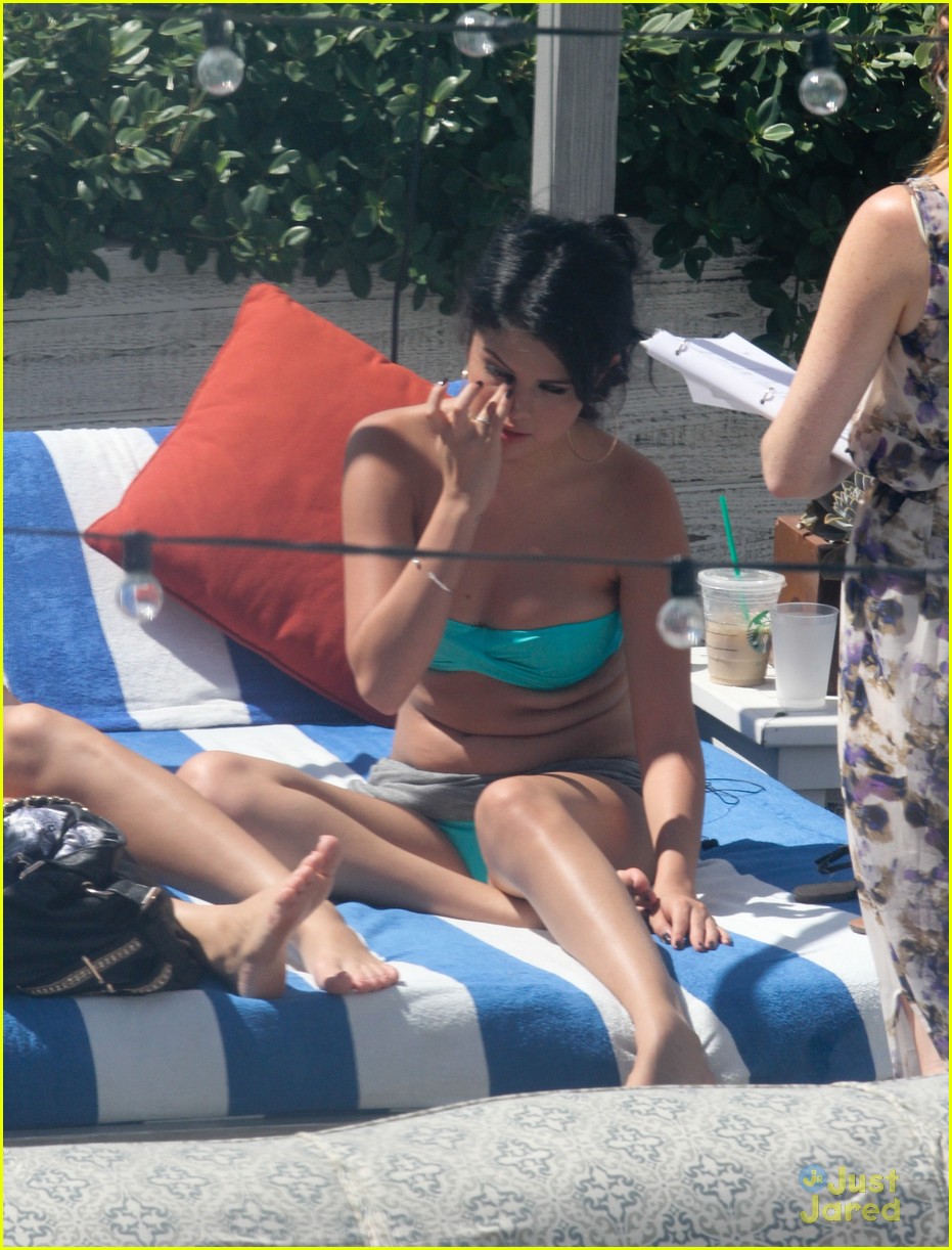 Selena Gomez: Poolside Pretty