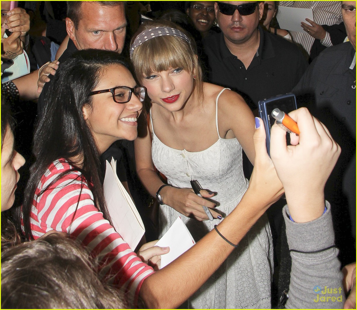 Taylor Swift: Canadian Country Music Association Awards