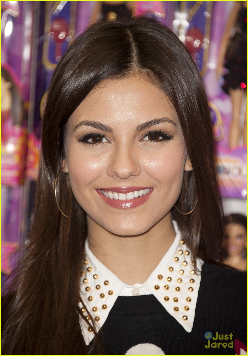 Victoria Justice: Tori Doll Signing in London!