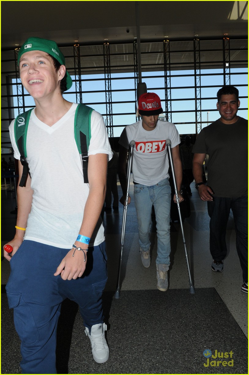 Zayn Malik Leaves LAX on Crutches