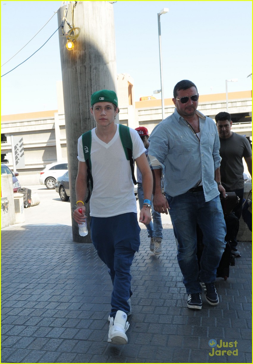 Zayn Malik Leaves LAX on Crutches