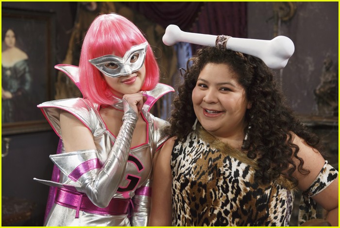 Laura Marano: Ally Performs On Stage In 'Austin & Ally'!