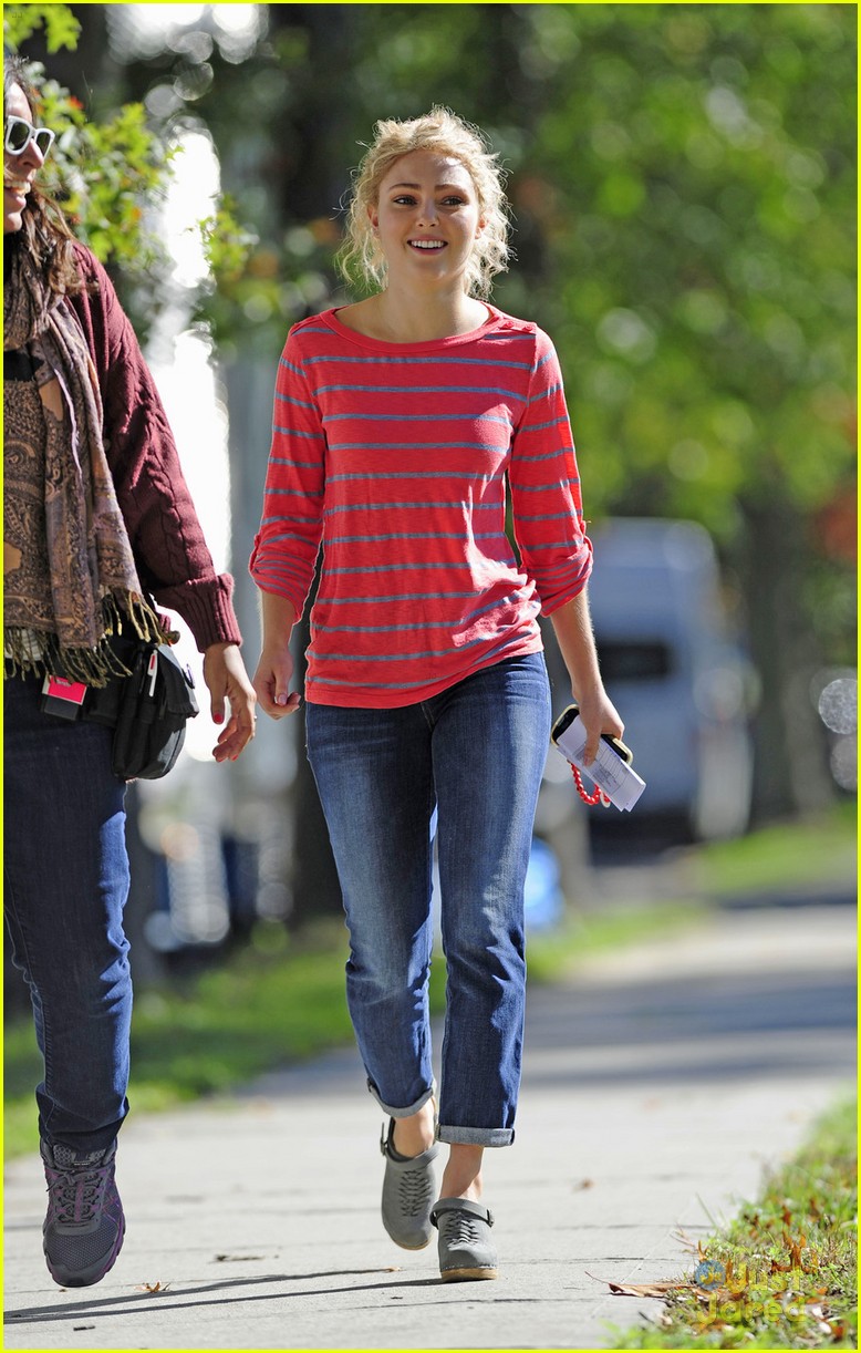 AnnaSophia Robb & Stefania Owen: 'Carrie Diaries' Car Wash Cuties