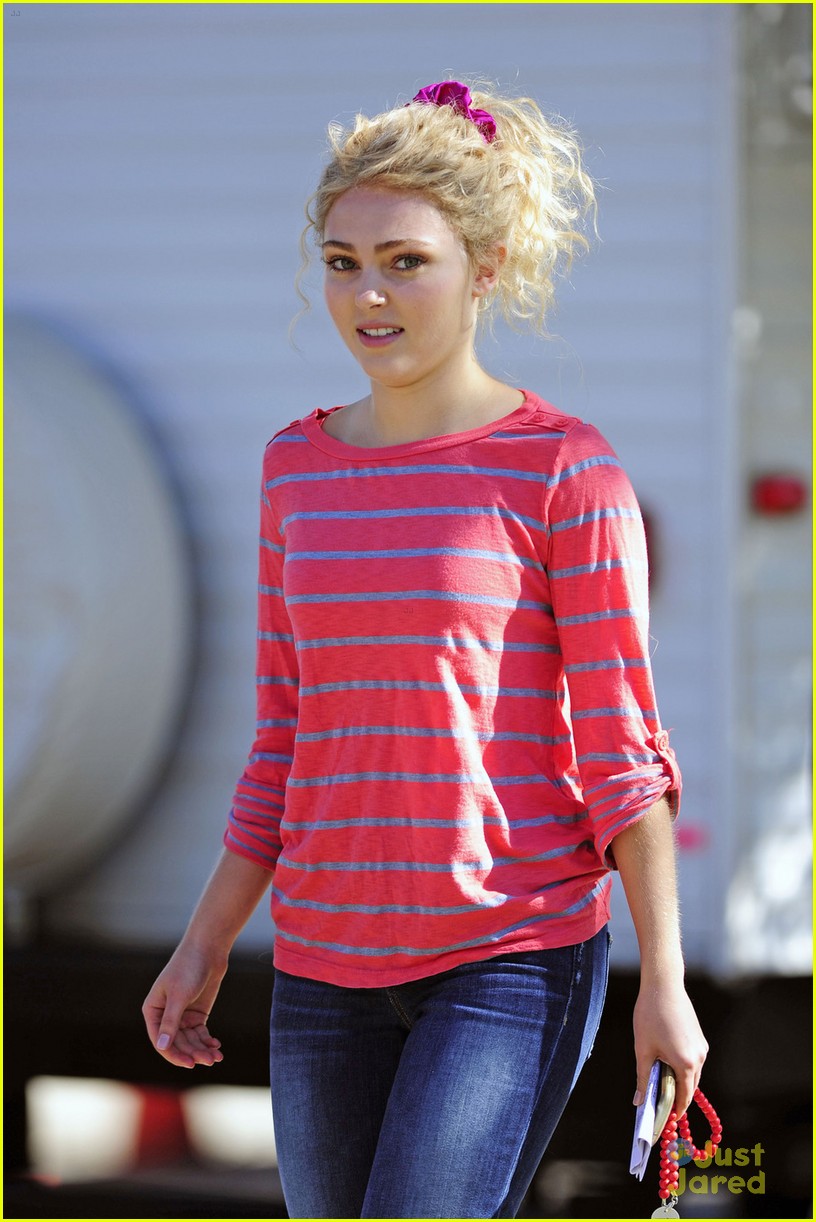 AnnaSophia Robb & Stefania Owen: 'Carrie Diaries' Car Wash Cuties
