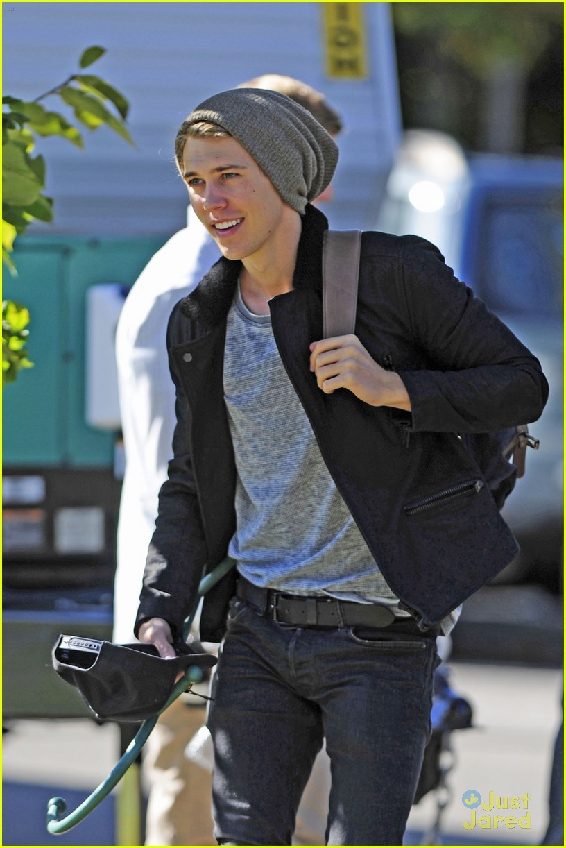 AnnaSophia Robb & Stefania Owen: 'Carrie Diaries' Car Wash Cuties
