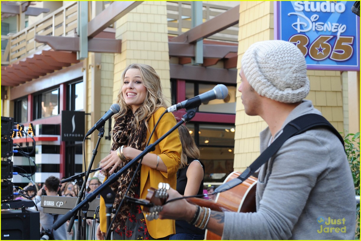 Bridgit Mendler: Downtown Disney Concert!