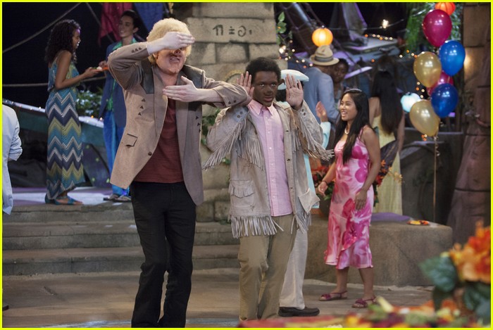 Erin Sanders & Eden Sher Guest Star on 'Pair of Kings'