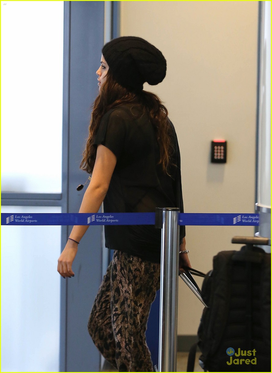 Selena Gomez: LAX Fashionista!