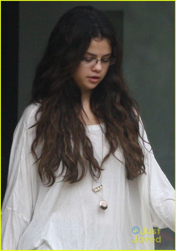 Selena Gomez: Steven Spielberg Pediatric Research Center Visit