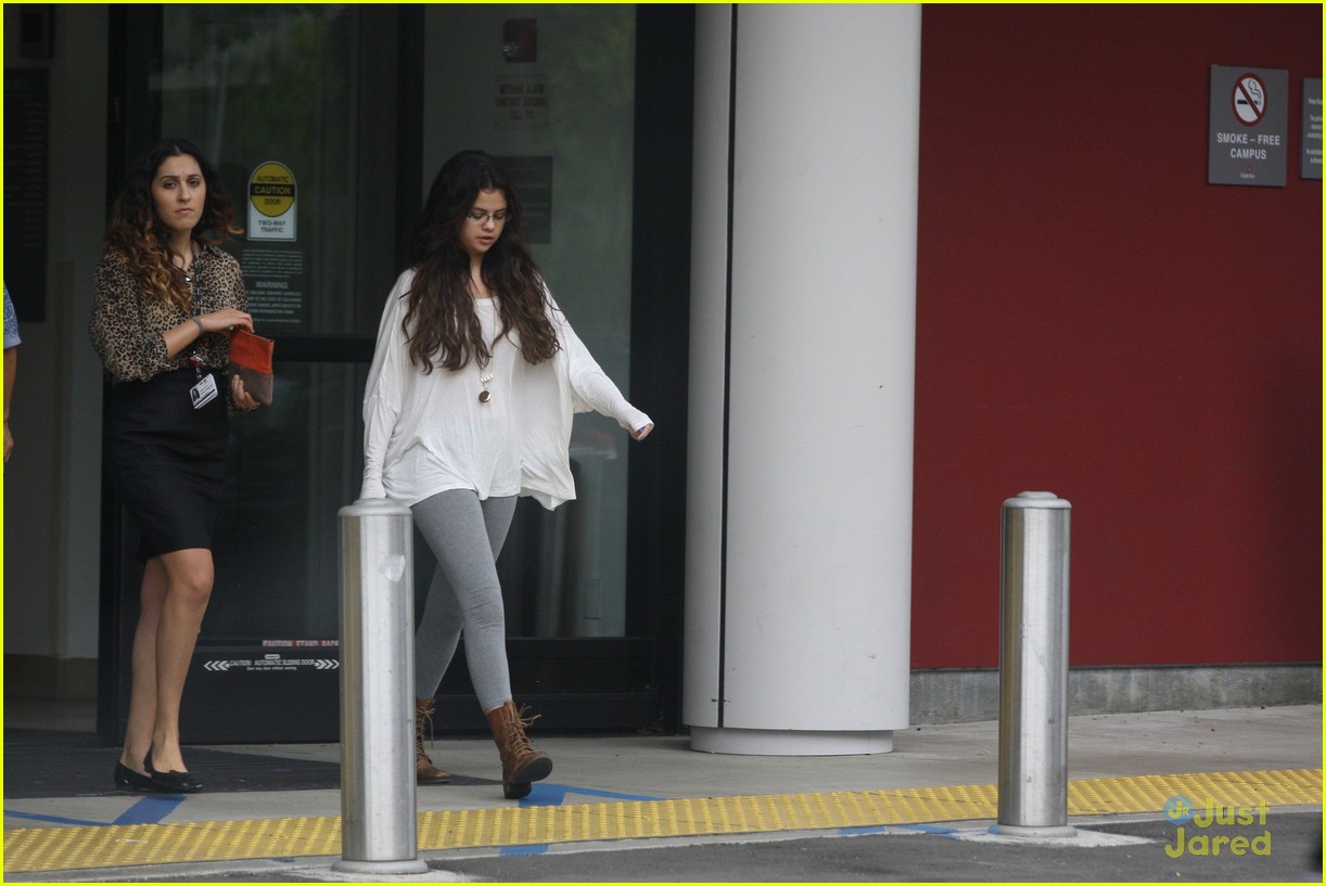 Selena Gomez: Steven Spielberg Pediatric Research Center Visit