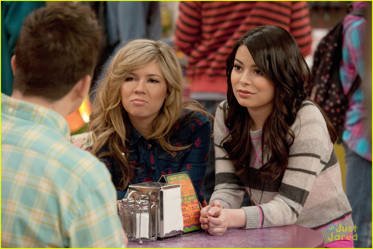 Nathan Kress & Noah Munck Form a Band on 'iCarly'