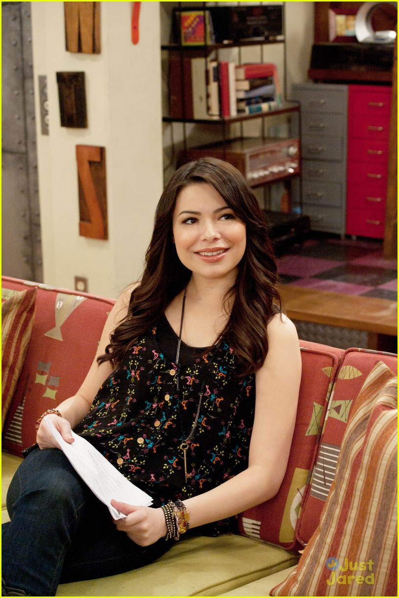 Nathan Kress & Noah Munck Form a Band on 'iCarly'