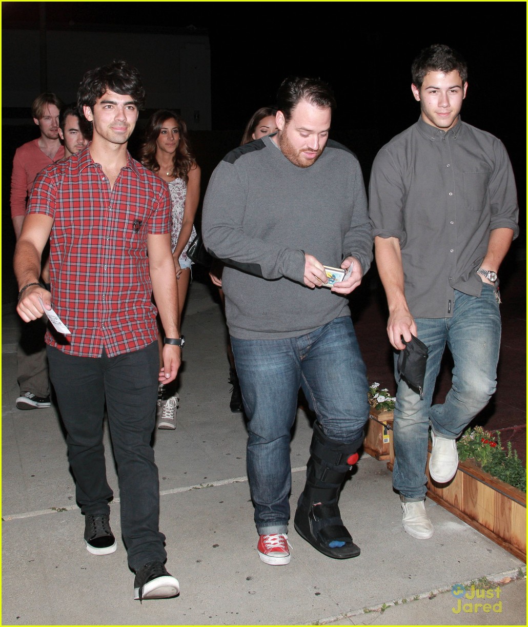 The Jonas Brothers: Osteria Mamma Restaurant with Danielle!