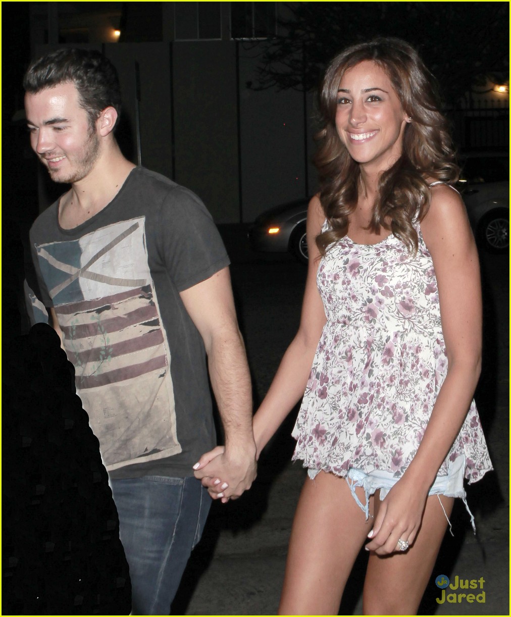 The Jonas Brothers: Osteria Mamma Restaurant with Danielle!