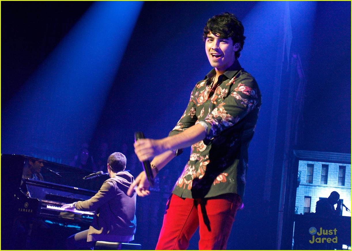 Jonas Brothers Debut New Songs at Radio City Music Hall!