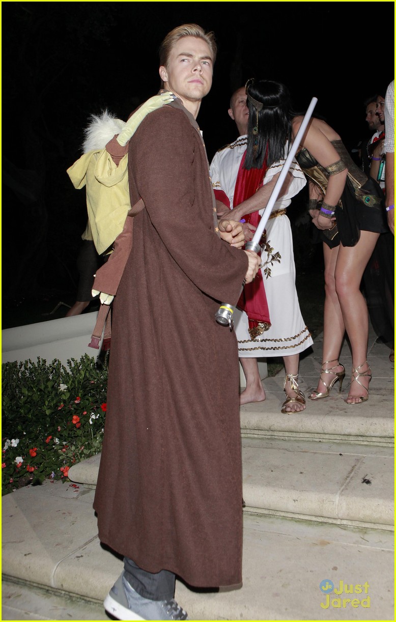 Julianne Hough & Ryan Seacrest: Bonnie & Clyde For Halloween!
