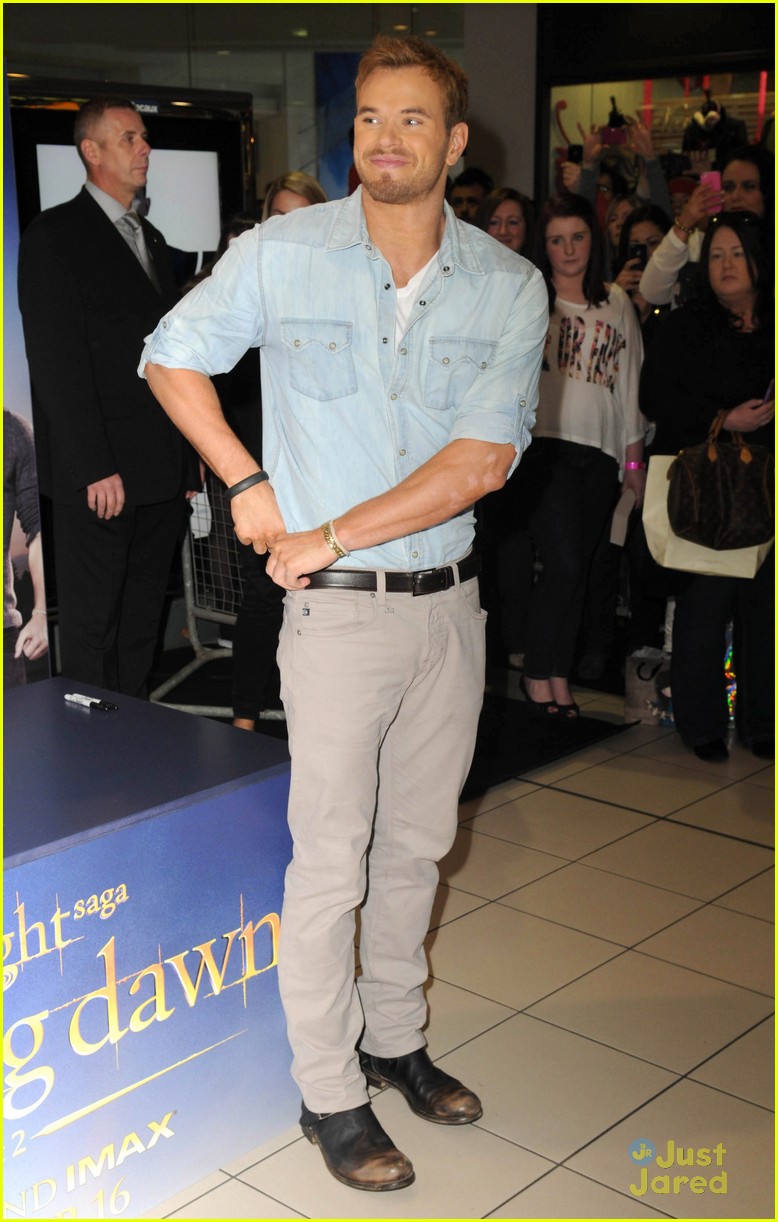 Nikki Reed & Kellan Lutz: Glasgow Signing Stop