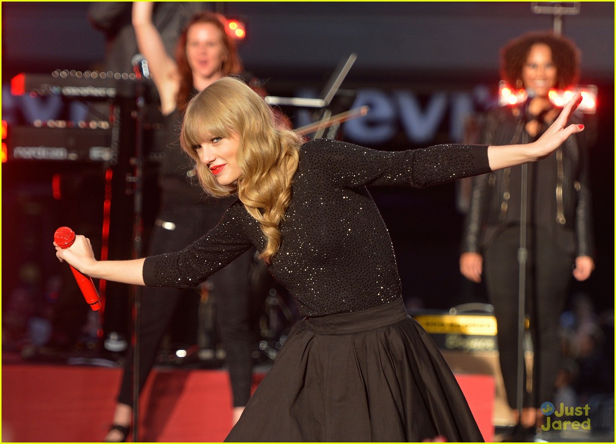 Taylor Swift: GMA Concert Pics!