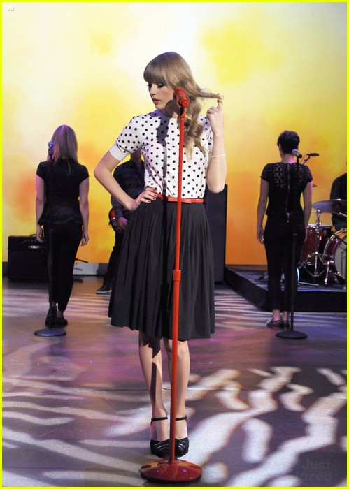 Taylor Swift Talks Her 'Type' on 'The View'