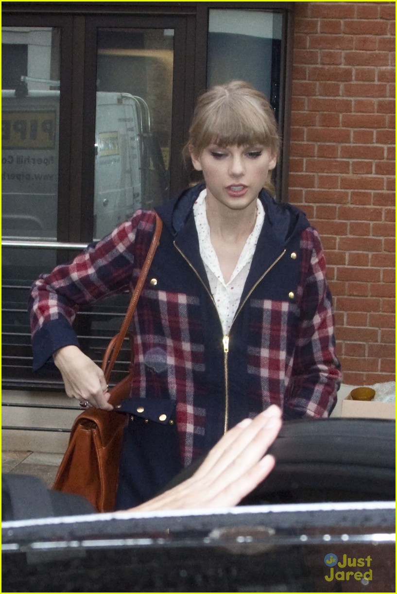 Taylor Swift Performs on UK's X Factor